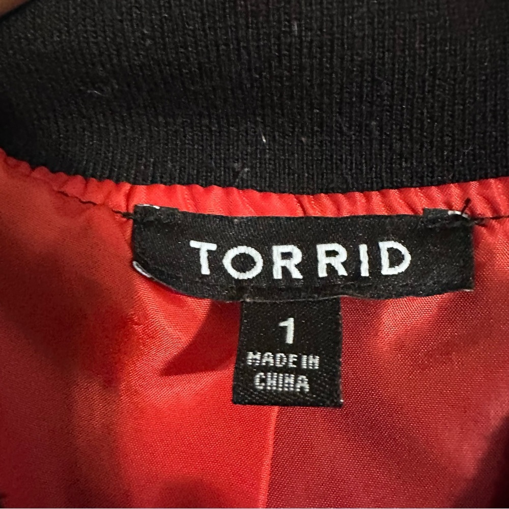 Torrid Black Bomber Jacket Size 1 Patch Graphic Tiger Lips Cherry Zip - Picture 7 of 11